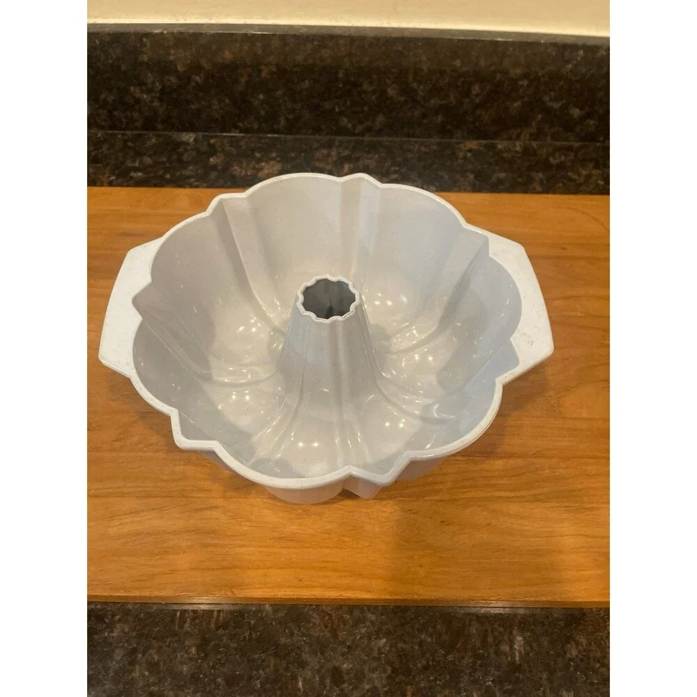 Nordic Ware microwave safe 9Cup Bundt cake pan